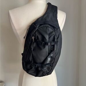 Patagonia 8L Atom Sling Bag in Black, Travel Hiking Outdoors